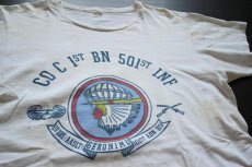 画像1: 70s CO C 1st BN 501st INF インディアンヘッド 染み込みプリント コットンTシャツ XL (1)