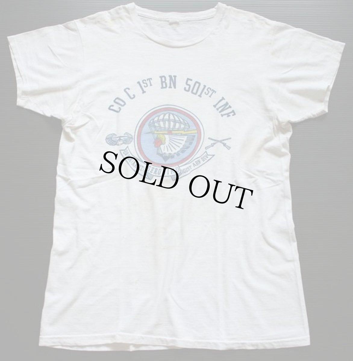画像2: 70s CO C 1st BN 501st INF インディアンヘッド 染み込みプリント コットンTシャツ XL (2)
