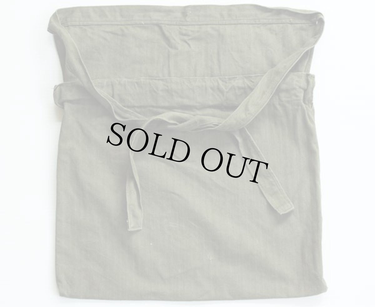 画像2: 40s AMERICAN RED CROSS HBT ヘリンボーンツイル エプロン バッグ オリーブ (2)