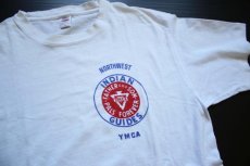 画像1: 70s USA製 YMCA INDIAN GUIDES 染み込みプリント コットンTシャツ 白 L (1)