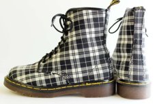 画像2: 英国製 DR.MARTENSドクターマーチン 8ホールブーツ チェック 黒×白 UK5 (2)