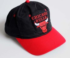 画像1: 90s CHICAGO BULLS シカゴ ブルズ ロゴ刺繍 ツートン コットンキャップ 赤x黒 (1)