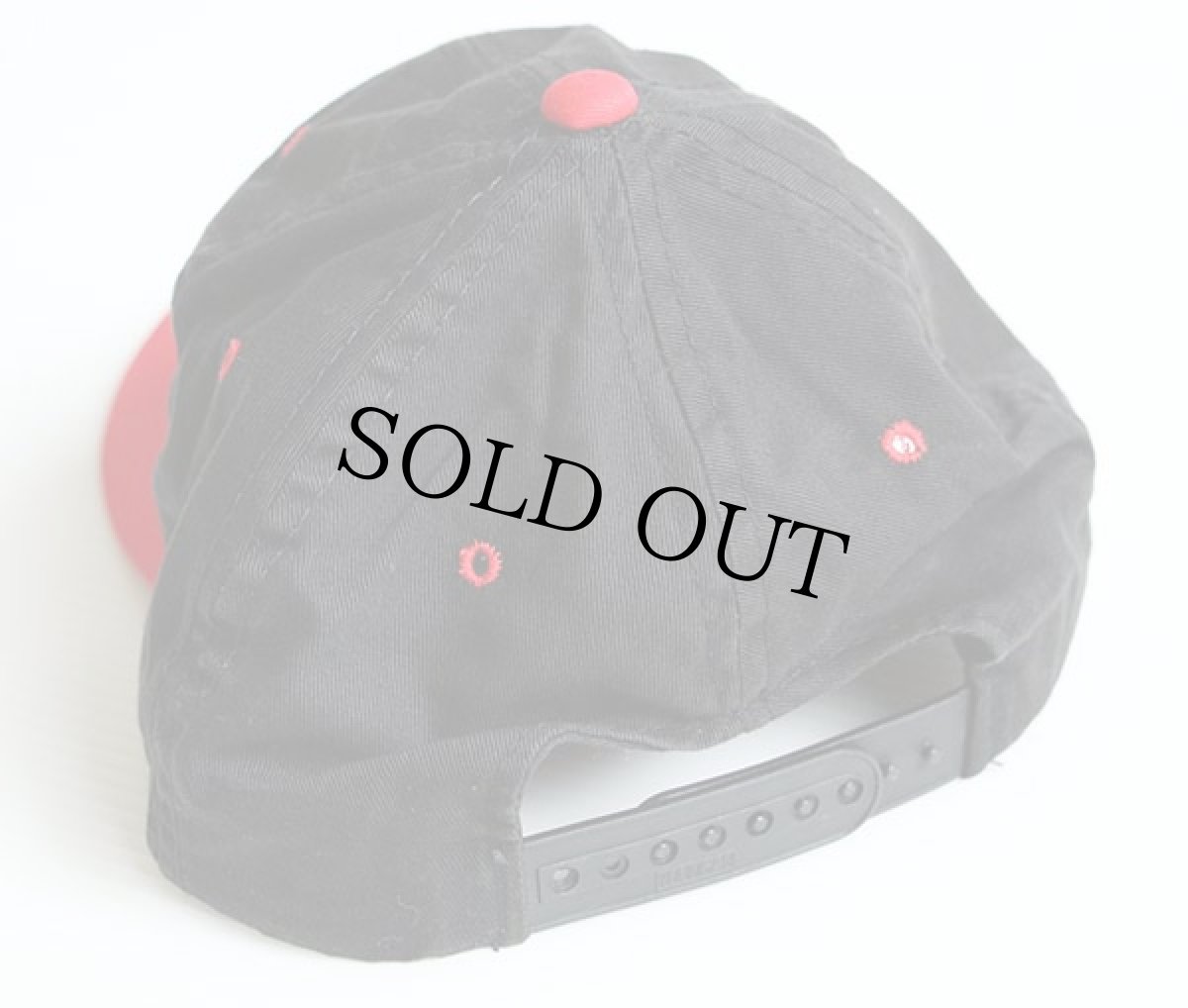 画像2: 90s CHICAGO BULLS シカゴ ブルズ ロゴ刺繍 ツートン コットンキャップ 赤x黒 (2)