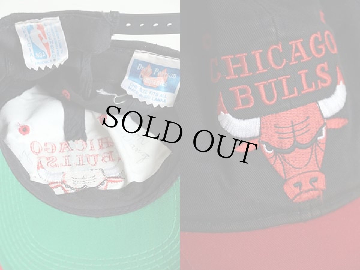 画像3: 90s CHICAGO BULLS シカゴ ブルズ ロゴ刺繍 ツートン コットンキャップ 赤x黒 (3)