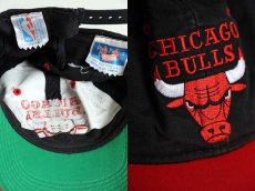 画像3: 90s CHICAGO BULLS シカゴ ブルズ ロゴ刺繍 ツートン コットンキャップ 赤x黒 (3)