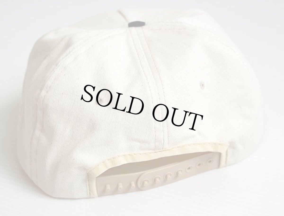 画像2: 80sデッドストック USA製 Liberty ロゴ刺繍 ツートン コットンキャップ 生成り×紺 (2)