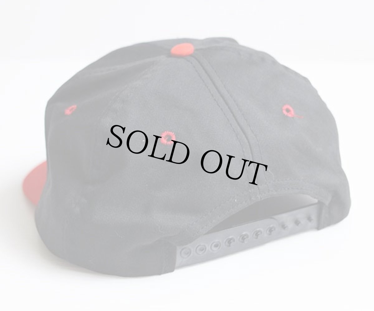 画像2: 90s USA製 PLANET HOLLYWOOD ロゴ刺繍 ツートン コットンキャップ 黒×赤 (2)