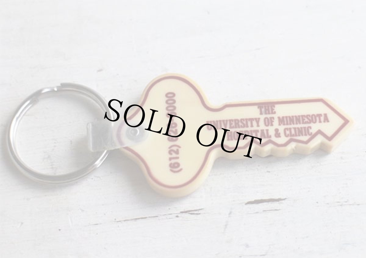 画像2: 80s THE UNIVERSITY OF MINNESOTA HOSPITAL&CLINIC カギ型 キーホルダー (2)