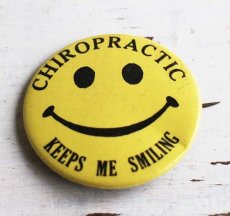 画像1: ビンテージ CHIROPRACTIC KEEPS ME SMILING スマイル 缶バッジ (1)