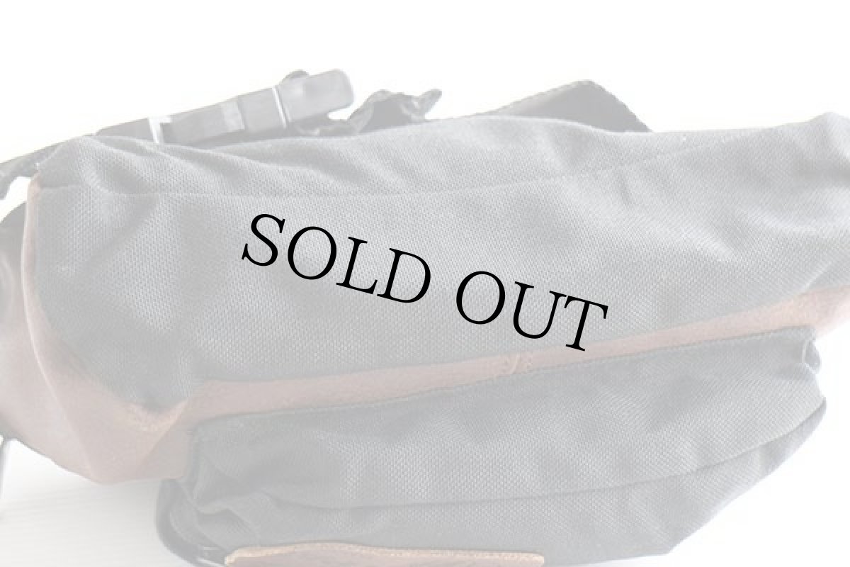 画像3: 90s USA製 EASTPAKイーストパック レザー×ナイロン ウエストバッグ 黒×茶 (3)