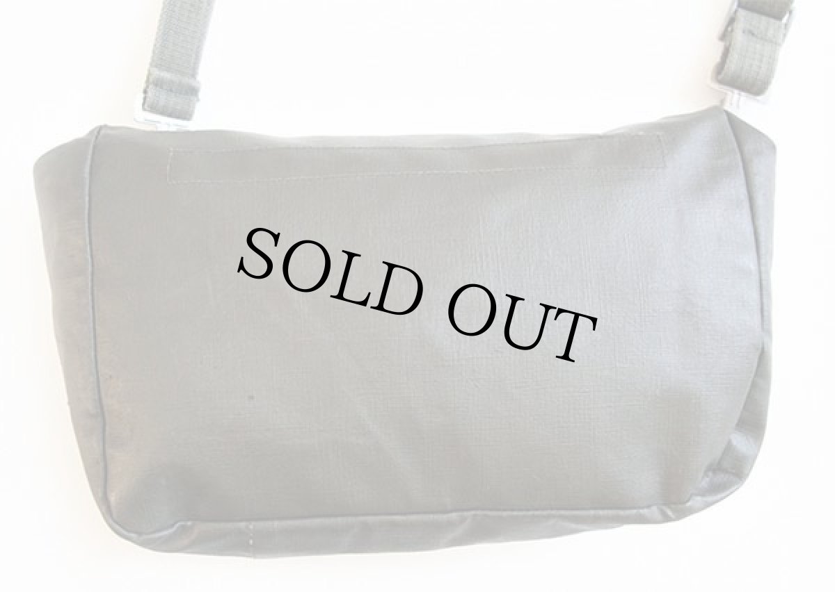 画像2: 70s スイス軍 PVC ガスマスクバッグ (2)