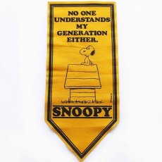 画像2: 70s PEANUTS SNOOPY スヌーピー NO ONE UNDERSTANDS MY GENERATION EITHER. フェルト ペナント 黄 (2)