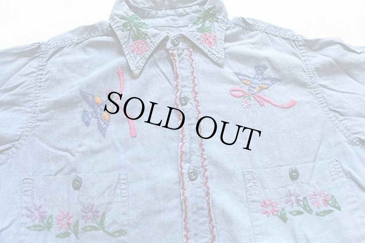 画像3: 60s UNKNOWN 刺繍入り コットン シャンブレーシャツ (3)