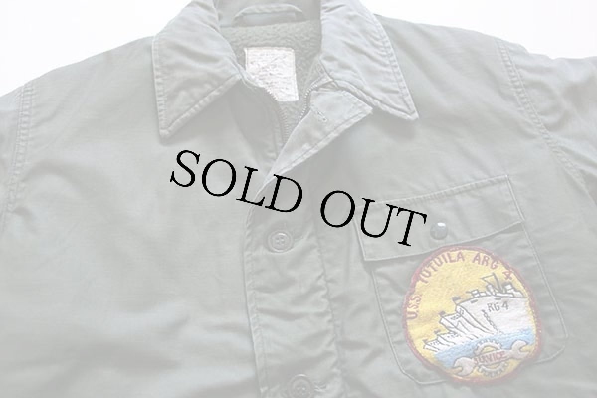 画像3: 80s 米軍 U.S.NAVY U.S.S.TUTUILA ARG 4パッチ付き A-2 デッキジャケット オリーブ M (3)