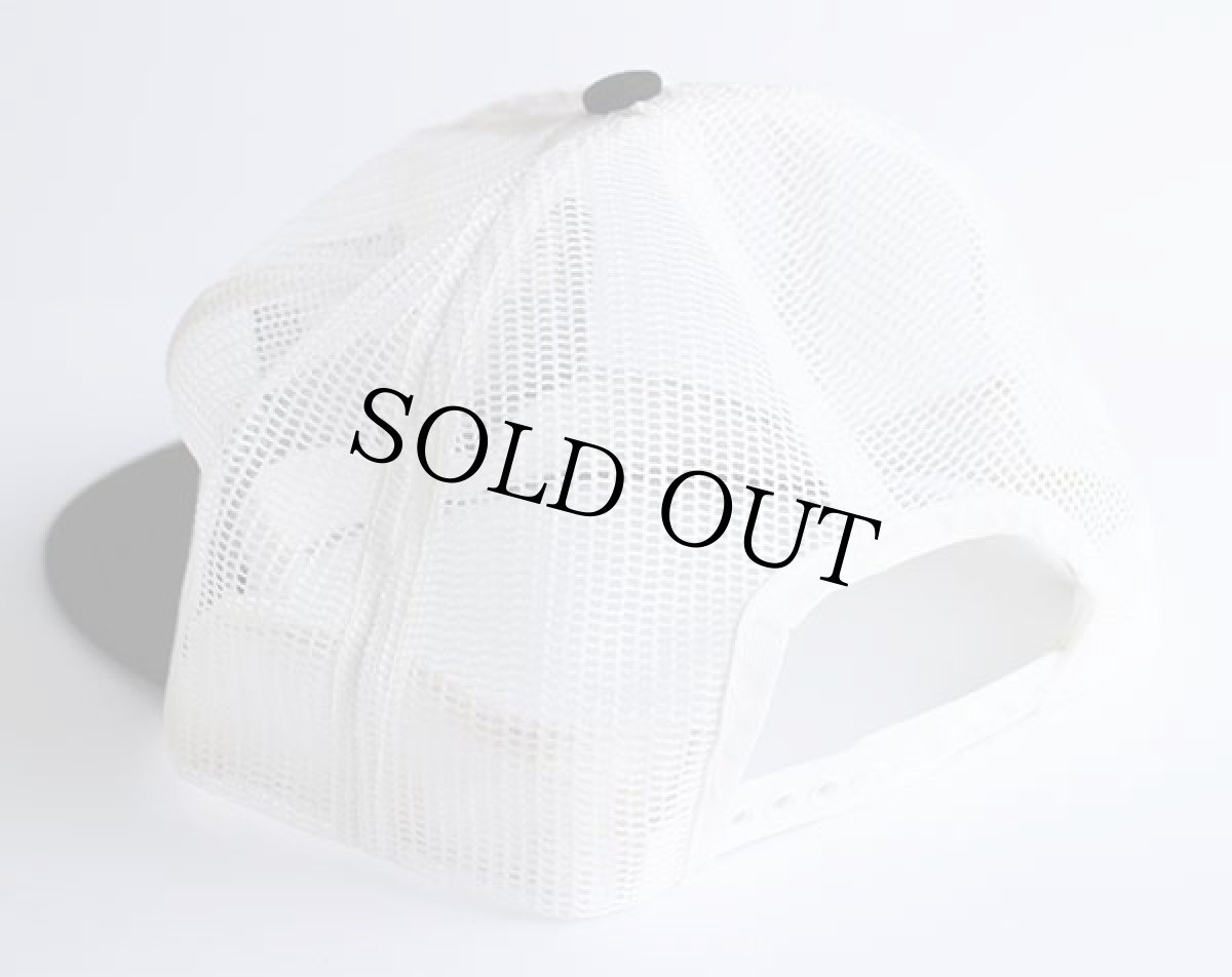 画像2: 70s WHITE WM パッチ付き ツートン オールメッシュキャップ 白×黒 (2)