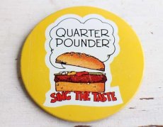 画像1: 80s McDonald'sマクドナルド QUARTER POUNDER SING THE TASTE 缶バッジ (1)
