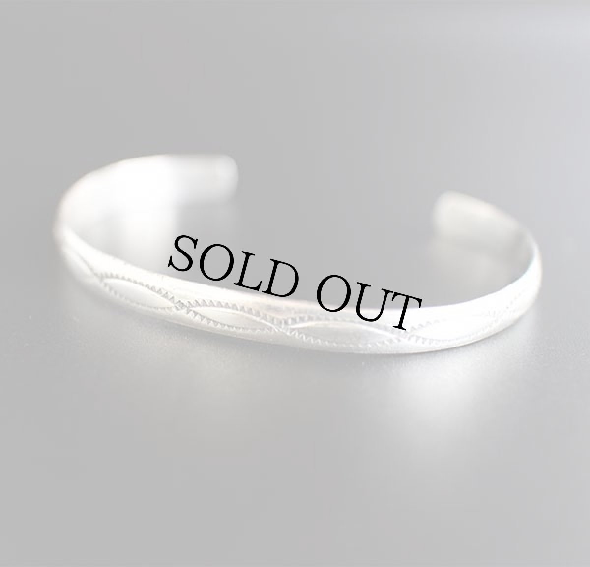 画像2: インディアンジュエリー スタンプワーク USA シルバー バングル (2)