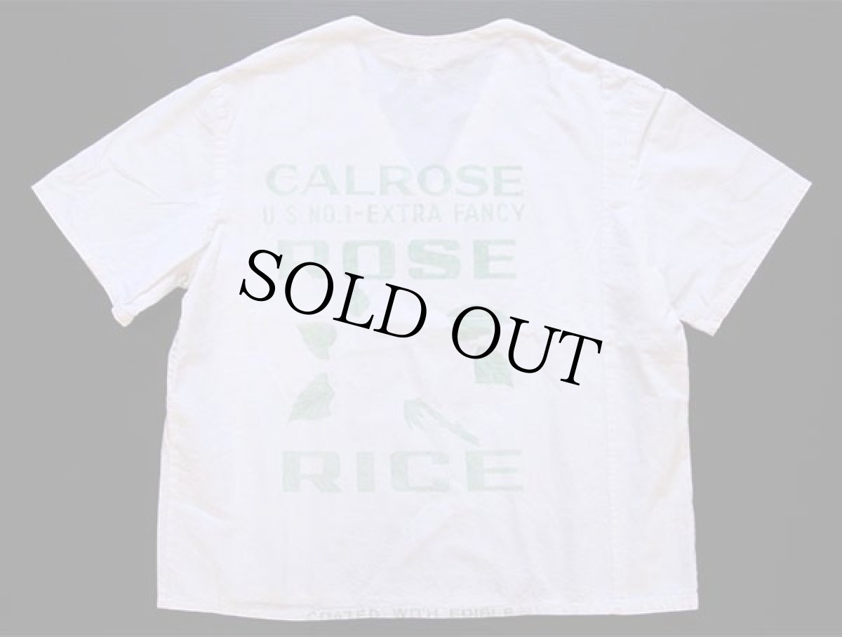 画像2: CALROSE RICE バッグ リメイク 両面 染み込みプリント Vネック プルオーバー 半袖 コットンシャツ 生成り (2)