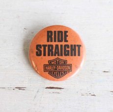 画像1: ビンテージ RIDE STRAIGHT HARLEY-DAVIDSONハーレーダビッドソン 缶バッジ (1)