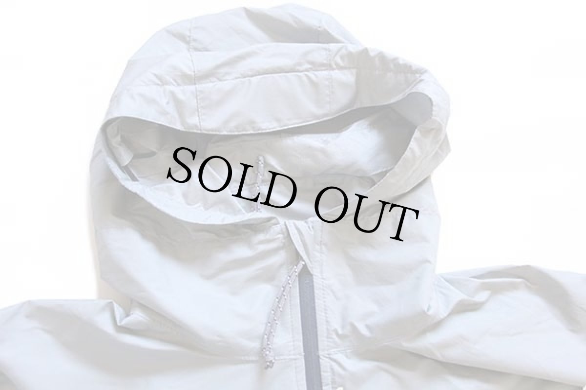 画像3: 00s patagoniaパタゴニア エッセンシェル プルオーバー ナイロンパーカー ライトグレー S★刺繍ロゴ (3)