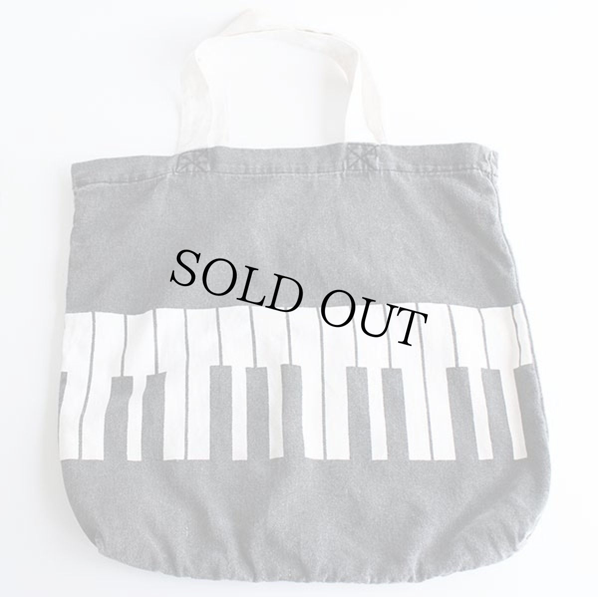 画像2: delias 鍵盤柄 コットン 手提げバッグ 黒×白 フェード (2)