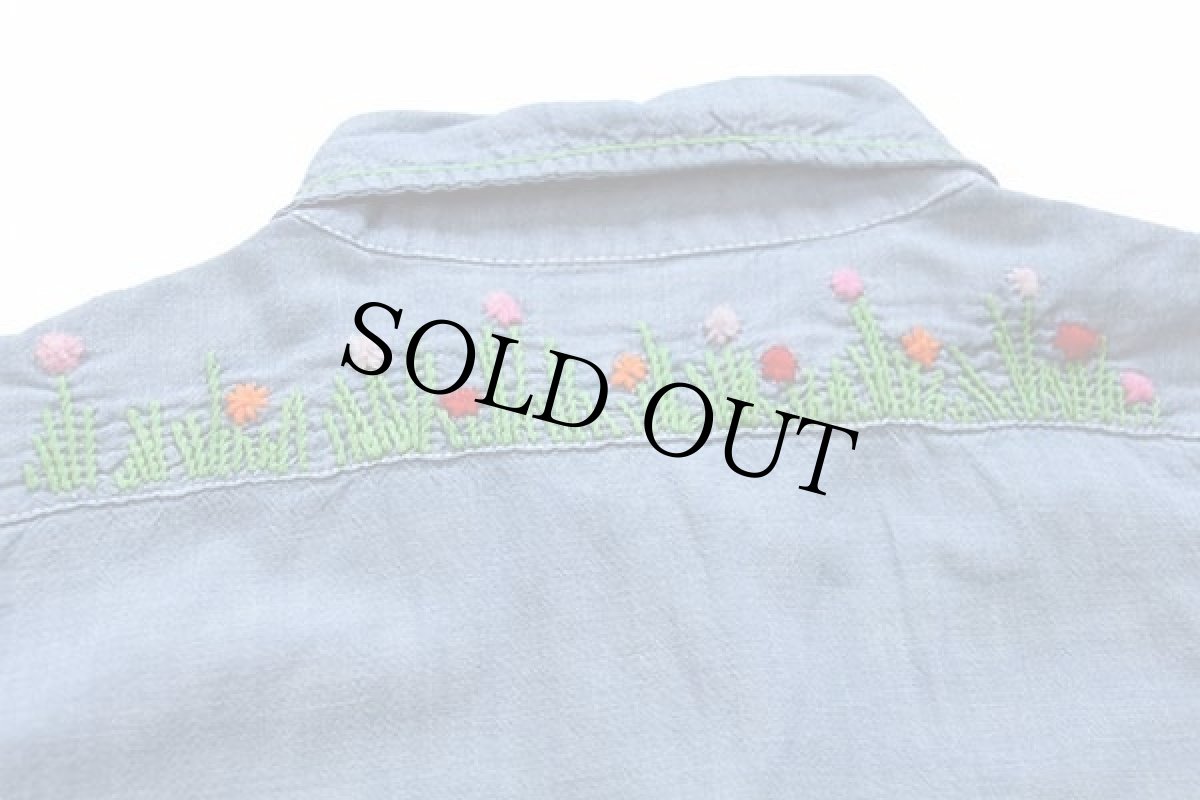画像4: 70s UNKNOWN フラワー 刺繍入り コットン シャンブレーシャツ (4)