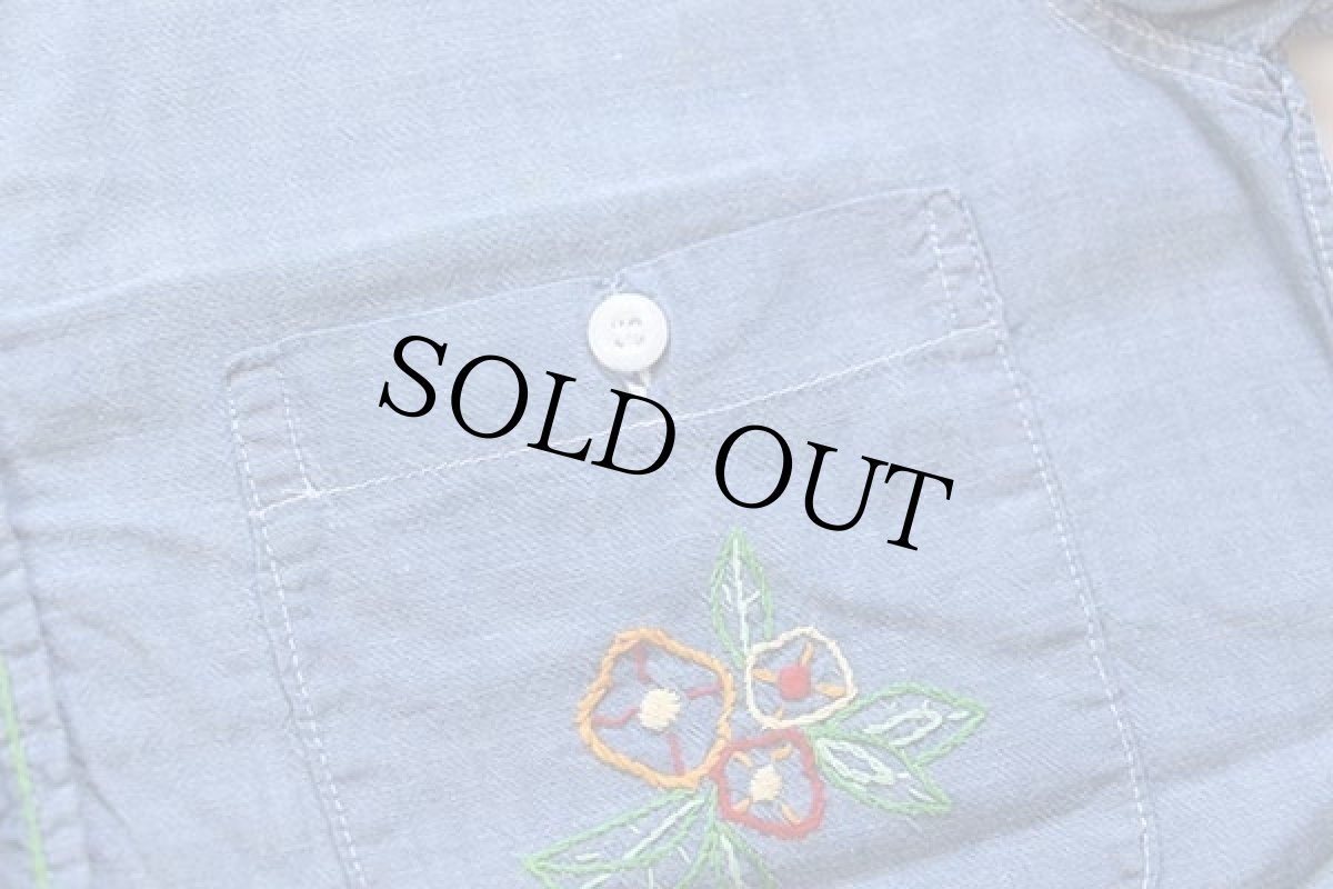 画像5: 70s UNKNOWN フラワー 刺繍入り コットン シャンブレーシャツ (5)