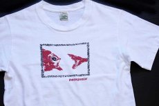 画像1: 90s USA製 patagoniaパタゴニア Beneficial T's 金魚 アート オーガニックコットンTシャツ 白 S (1)