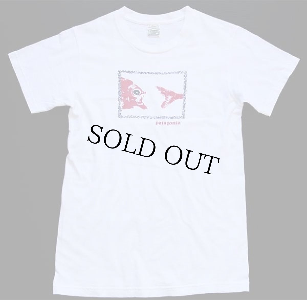 画像2: 90s USA製 patagoniaパタゴニア Beneficial T's 金魚 アート オーガニックコットンTシャツ 白 S (2)