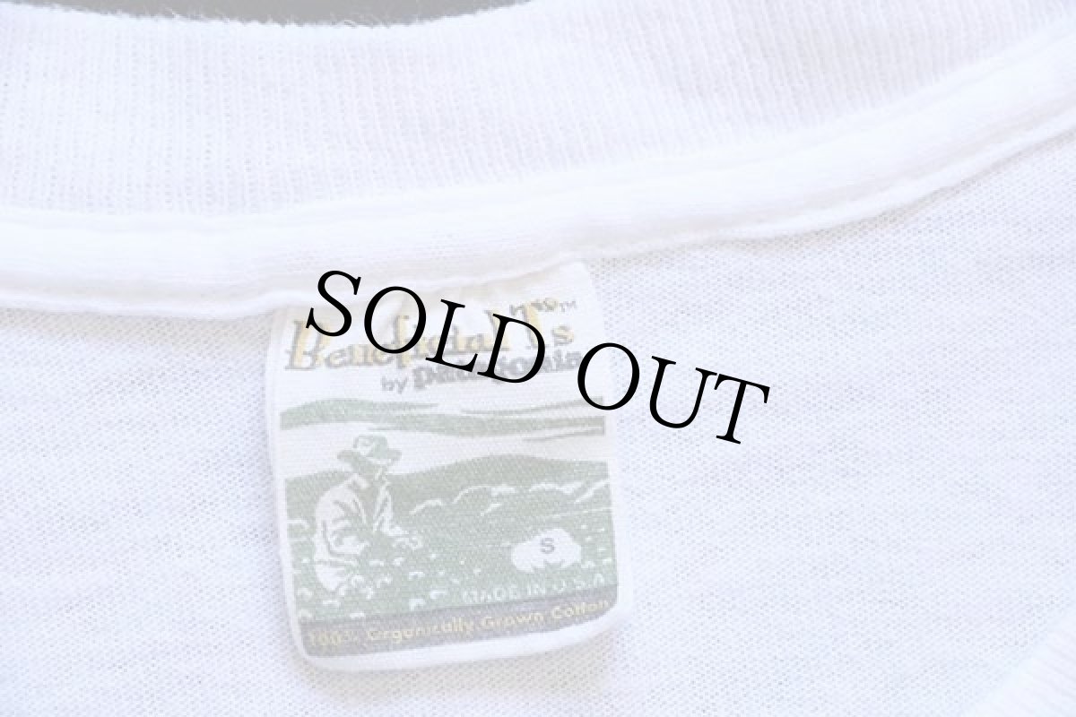 画像4: 90s USA製 patagoniaパタゴニア Beneficial T's 金魚 アート オーガニックコットンTシャツ 白 S (4)