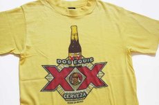 画像1: 80s USA製 DOS EQUIS CERVEZA 染み込みプリント コットンTシャツ 黄 M (1)