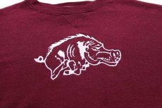 画像3: 90s USA製 Arkansas Razorbacks HAWGS ロゴ刺繍 前V スウェット ワインレッド 3X-4X (3)