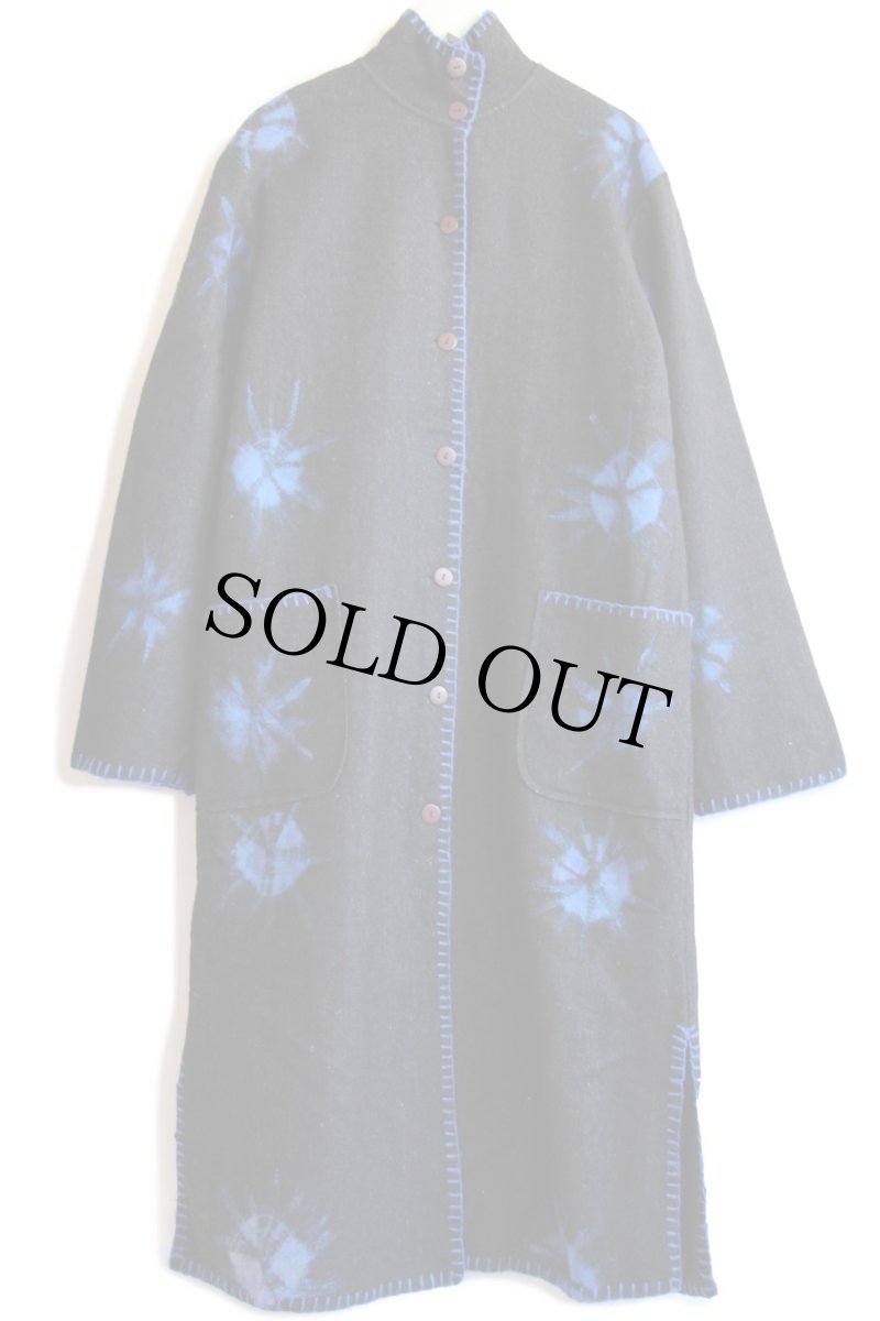 画像2: UNKNOWN スタンドカラー ハンドペイント アート ロング ウール ブランケット コート 黒×青 (2)