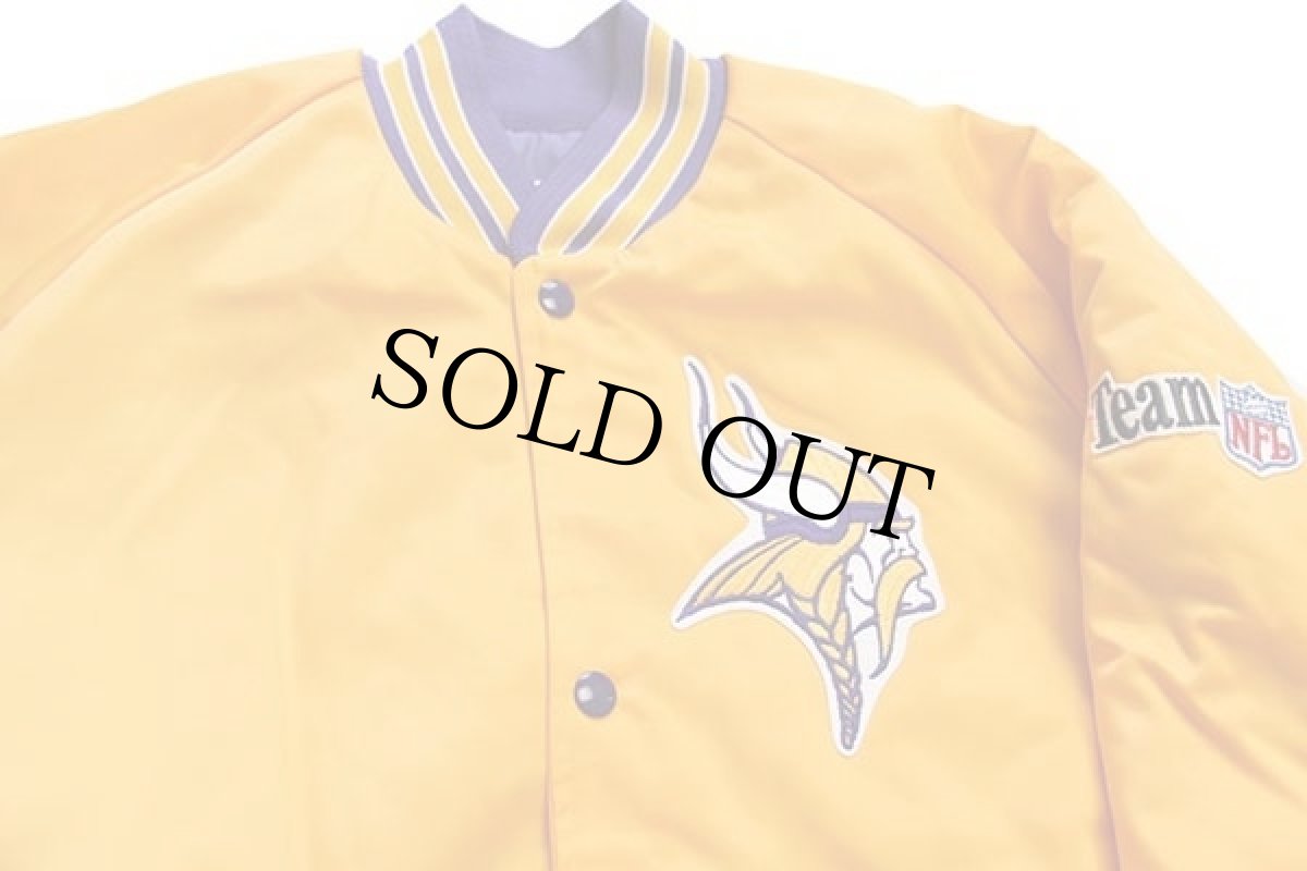 画像3: デッドストック★90s USA製 Chalk Line NFL MINNESOTA VIKINGS キルティングライナー ナイロンスタジャン 黄×紫 L (3)
