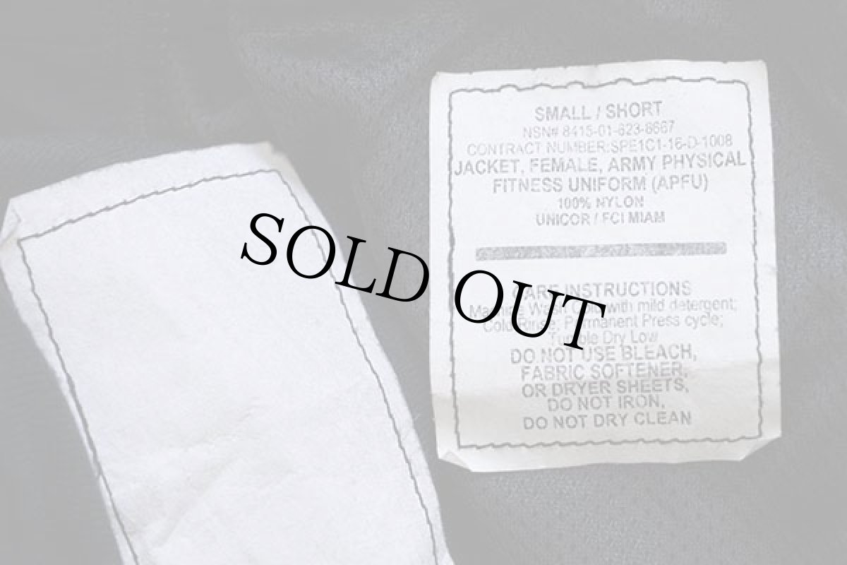 画像4: 16 米軍 U.S.ARMY APFU ロゴ刺繍 ナイロンジャケット 黒 S-S (4)