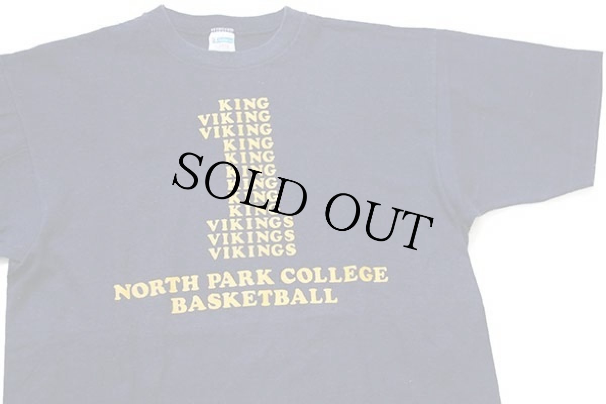 画像1: 70s USA製 Championチャンピオン VIKINGS NORTH PARK COLLEGE BASKETBALL コットンTシャツ 紺 L (1)