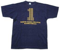 画像2: 70s USA製 Championチャンピオン VIKINGS NORTH PARK COLLEGE BASKETBALL コットンTシャツ 紺 L (2)