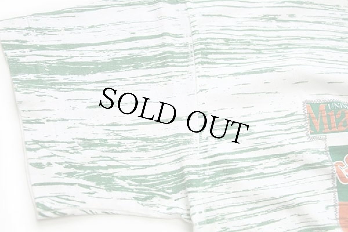 画像4: 90s USA製 UNIVERSITY OF MIAMI HURRICANS マスコット ランダムライン オールオーバープリント コットンTシャツ (4)