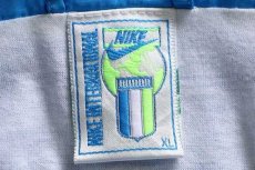 画像4: 90s NIKEナイキ INTERNATIONAL 刺繍 ツートン ナイロンジャケット 蛍光 青×ピンク XL (4)