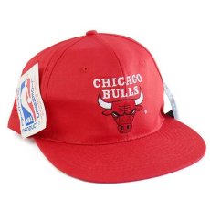 画像1: デッドストック★90s NBA CHICAGO BULLS シカゴ ブルズ ロゴ刺繍 コットンキャップ 赤 (1)