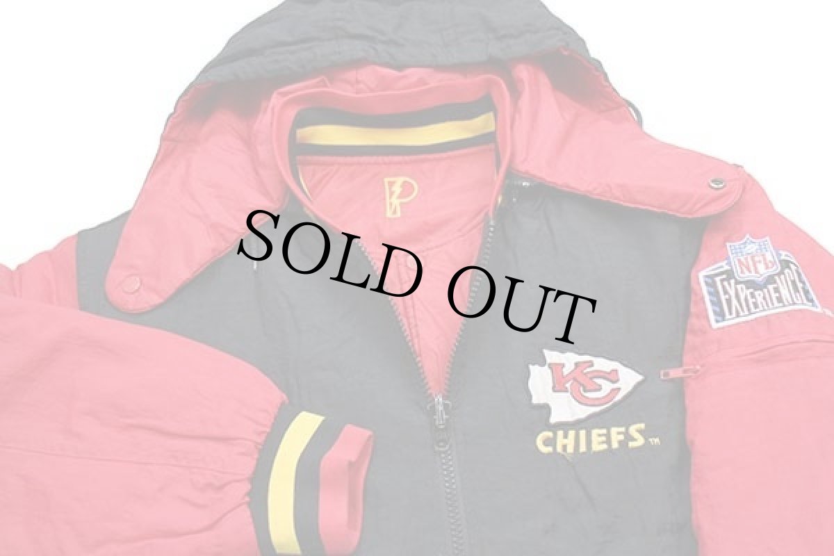 画像3: 90s PRO PLAYER NFL KANSAS CITY CHIEFS 刺繍 ツートン リバーシブル 中綿入り ナイロンパーカー 黒×赤 S (3)