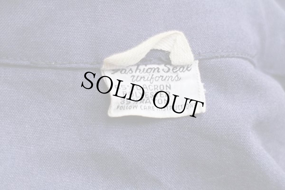 画像4: 70s fashion seal uniforms Hartmann Luggage Co. チェーン刺繍 レーヨン混 ショップコート ナス紺 フェード (4)