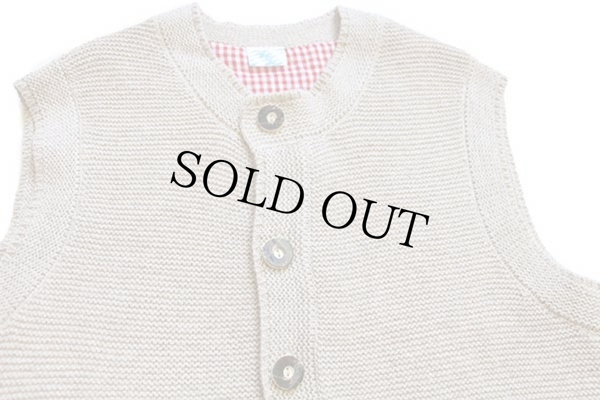 画像3: grabe 無地 鹿角ボタン ノーカラー チロリアン ウール×アクリルニット ベスト カーディガン グレーベージュ (3)