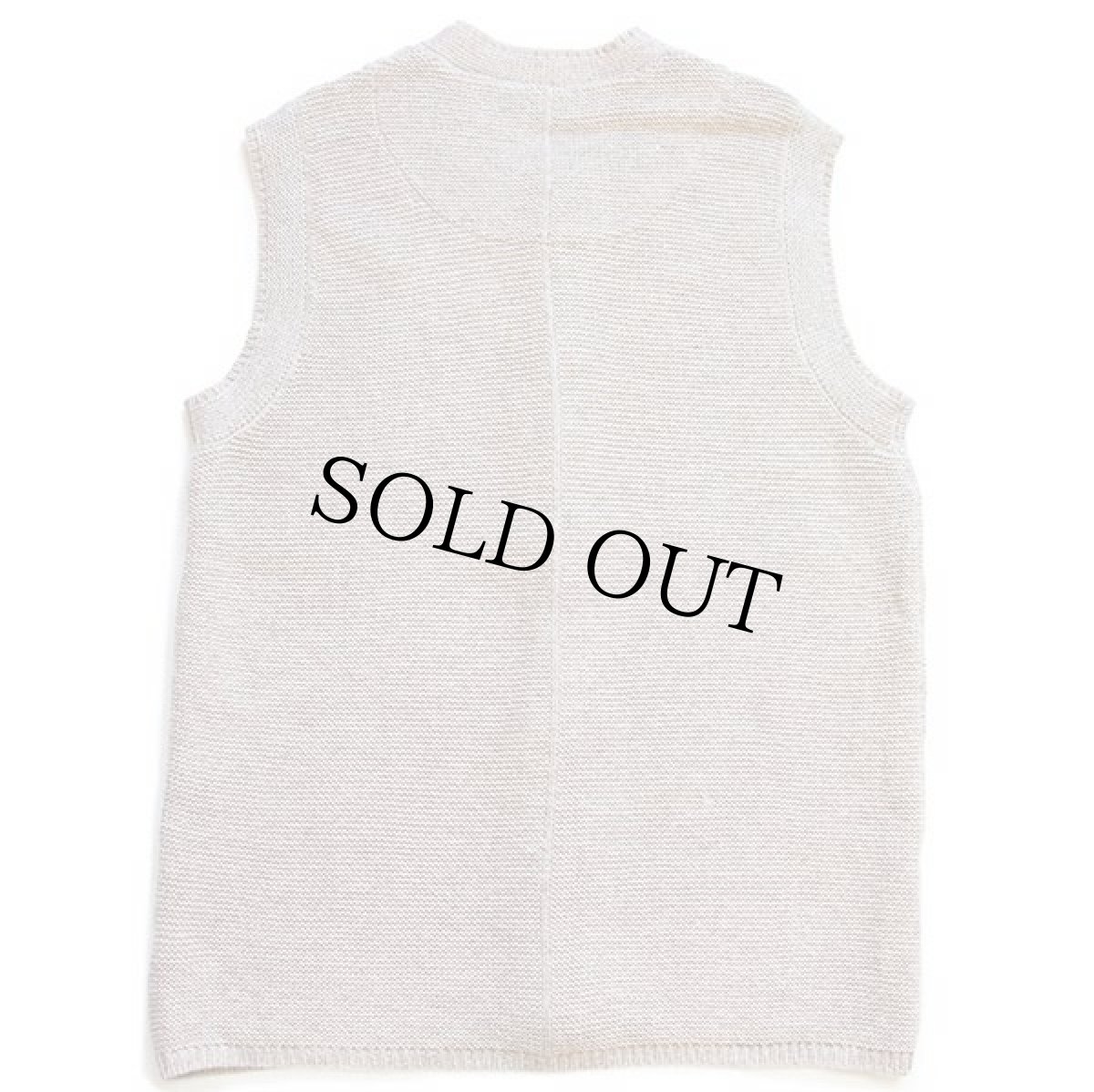 画像2: grabe 無地 鹿角ボタン ノーカラー チロリアン ウール×アクリルニット ベスト カーディガン グレーベージュ (2)