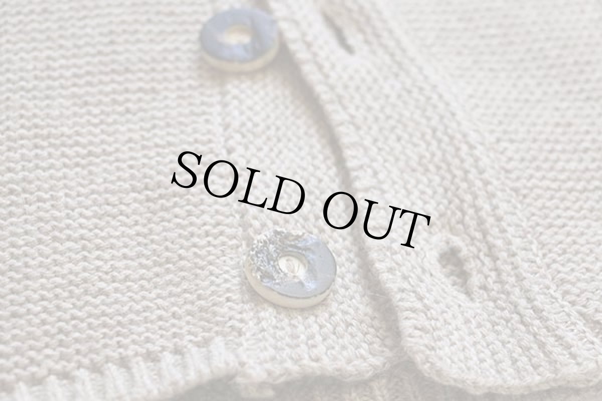 画像5: grabe 無地 鹿角ボタン ノーカラー チロリアン ウール×アクリルニット ベスト カーディガン グレーベージュ (5)