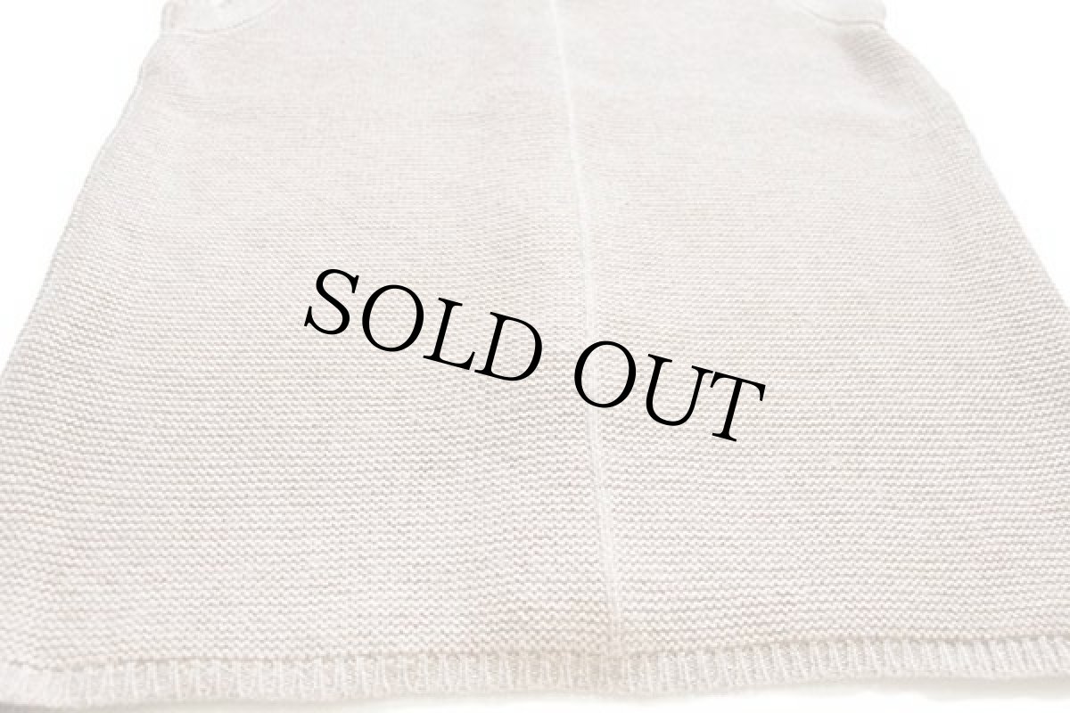 画像6: grabe 無地 鹿角ボタン ノーカラー チロリアン ウール×アクリルニット ベスト カーディガン グレーベージュ (6)