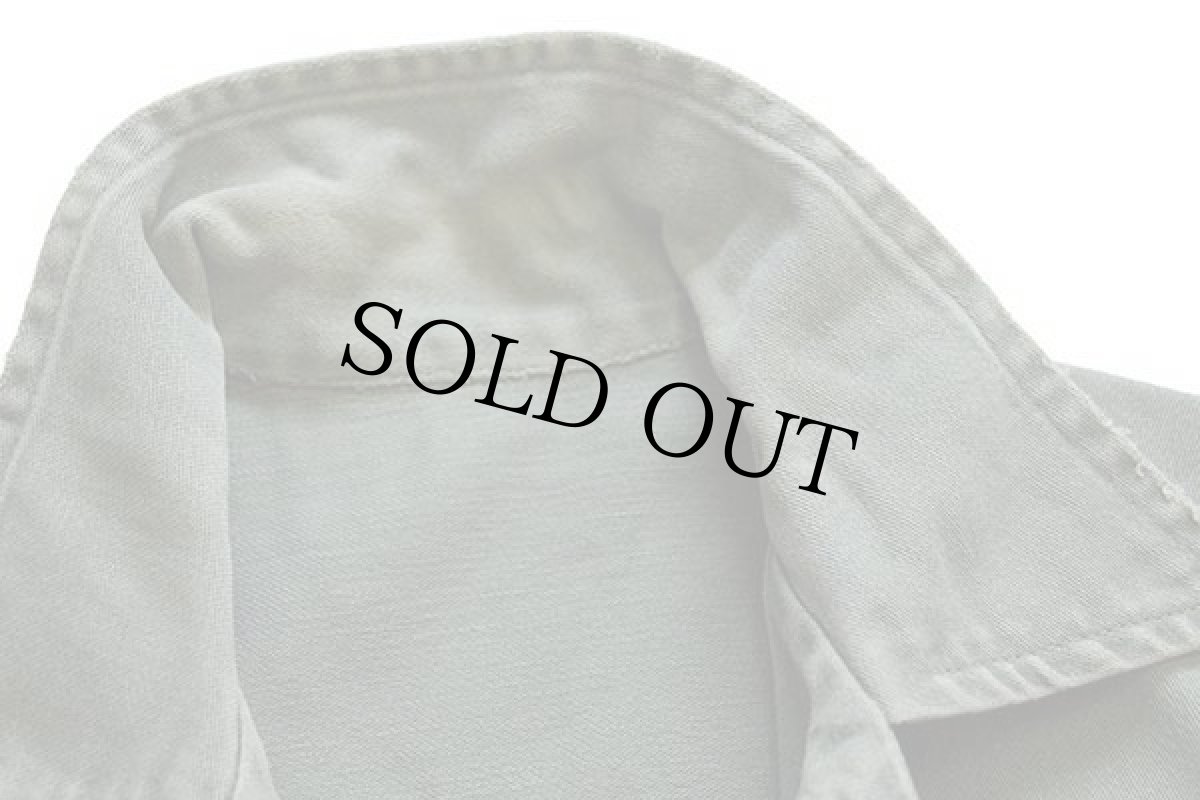 画像4: 60s 米軍 U.S.ARMY パッチ付き コットンサテン ユーティリティシャツ ボロ ペンキ飛び オリーブグリーン (4)