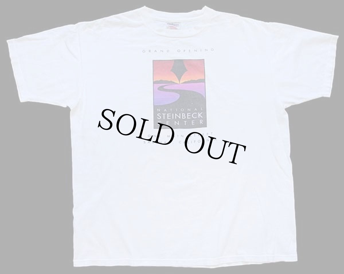 画像2: 90s GRAND OPENING NATIONAL STEINBECK CENTER アート コットンTシャツ 白 XL (2)