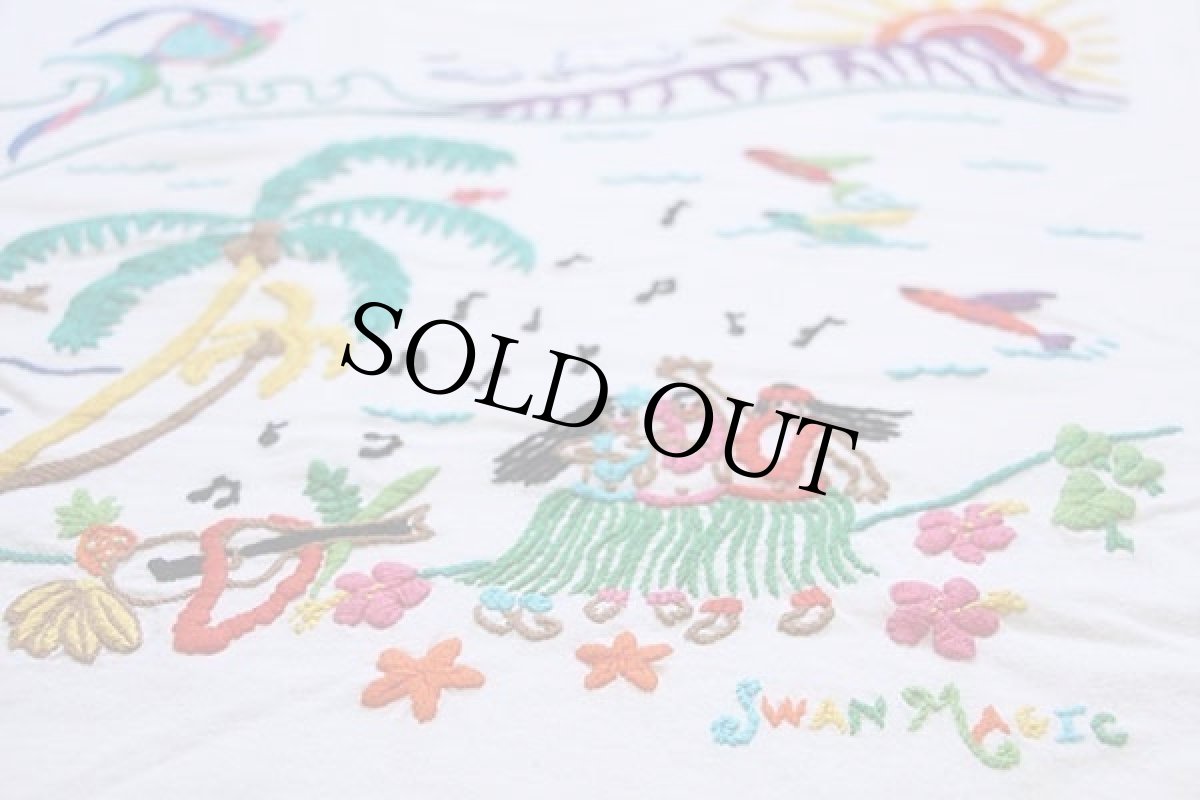 画像4: 90s SWAN MAGIC ハワイ ヤシの木 熱帯魚 フラダンス ウクレレ ハイビスカス サーフィン 太陽 刺繍 コットンTシャツ 白 (4)