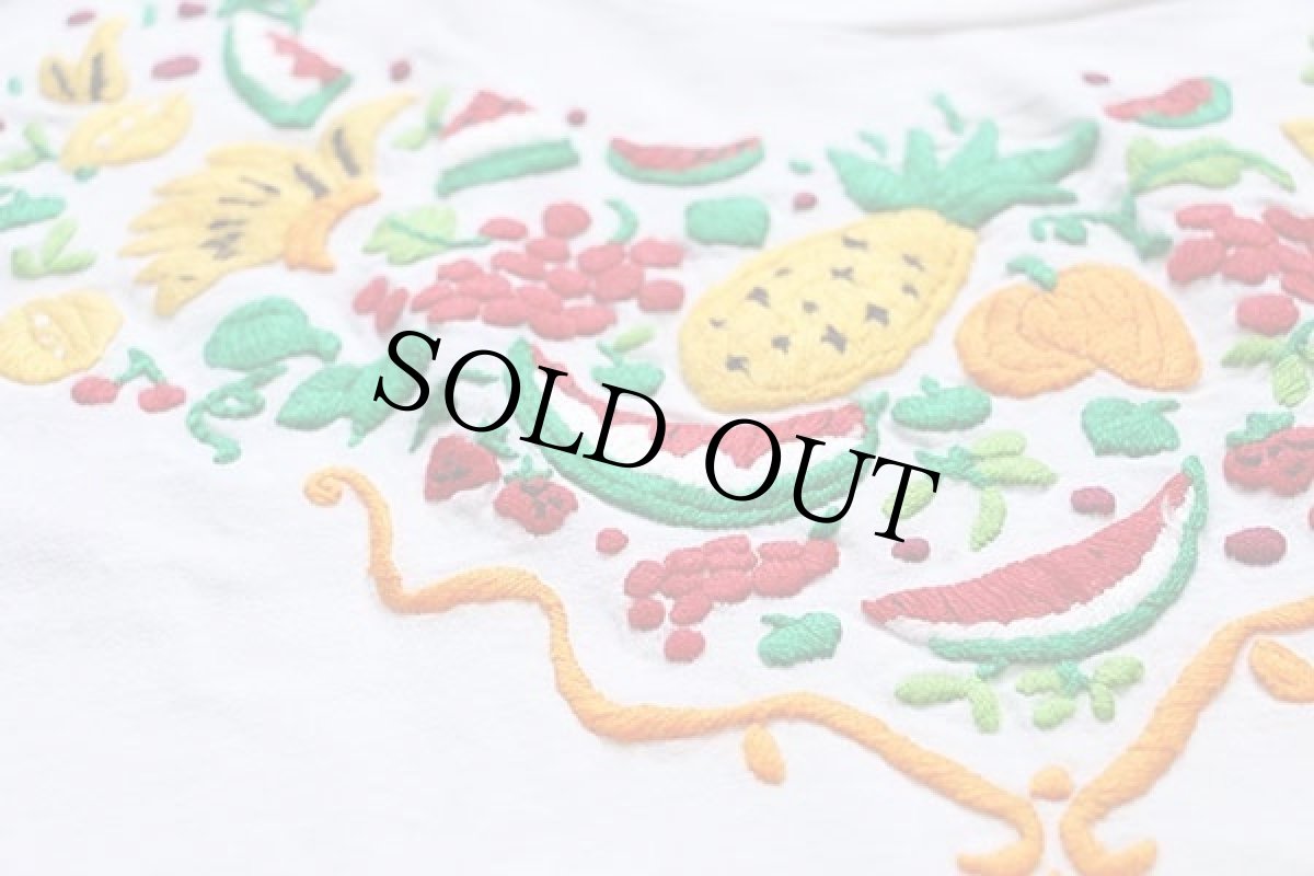 画像4: 90s グアテマラ製 フルーツ柄 ハンド刺繍 コットンTシャツ 白 (4)